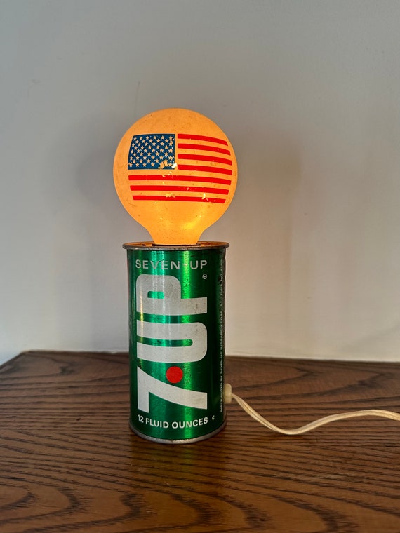 Vintage 7up Can Lamp With Vintage American Flag Flickering 