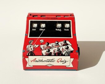 Juguete de hojalata con cuestionario de aritmética vintage de los años 50 fabricado por The Wolverine Supply & Mfg. Co.