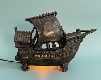 Lámpara de TV vintage de estilo galeón español negro