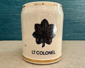 Taza de cerámica vintage del oeste con el rango militar de teniente coronel.