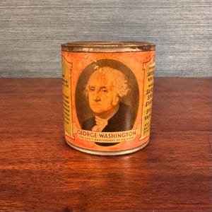 Può includere: Un cartello in legno rustico con la scritta "Welcome to our home" in lettere bianche. Il cartello presenta una finitura invecchiata e un design semplice e accogliente, ideale per un portico o un ingresso.