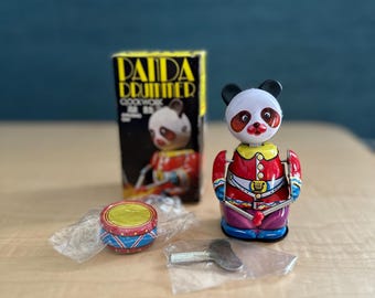 Brinquedo de lata vintage Panda Drummer - Mecânico de corda MS 565 com caixa e chave originais.
