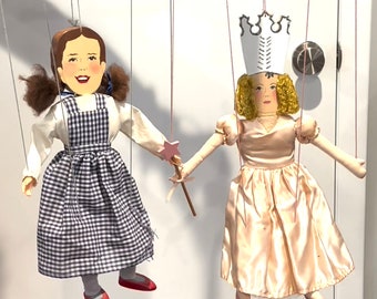 Par vintage de Dorothy y Glinda la Bruja Buena de El Mago de Oz Marionetas hechas por Joan—Etiqueta original incluida