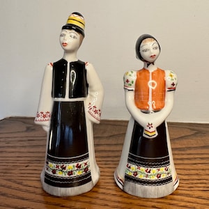 Vintage Hand-Painted Porcelain Couple in Traditional Hungarian Clothing, Made by Hollóháza of Hungary