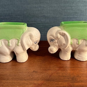 Vintage paar kleine keramische olifantenbakken uit het midden van de eeuw