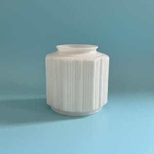 Grote antieke art-deco wolkenkrabber uit de jaren 1920 met geribbelde trommel melkglazen lampenkap