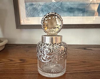 アンティークのスターリングシルバーとガラスの香水瓶。葉模様の