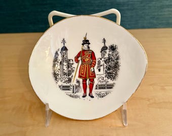 Prato decorativo vintage Queensbury em porcelana fina, representando um guarda Yeoman da Torre de Londres.