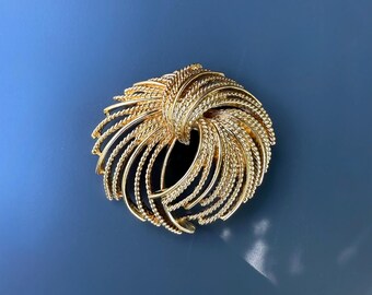 Vintage 1960s Monet Mirador Brooch