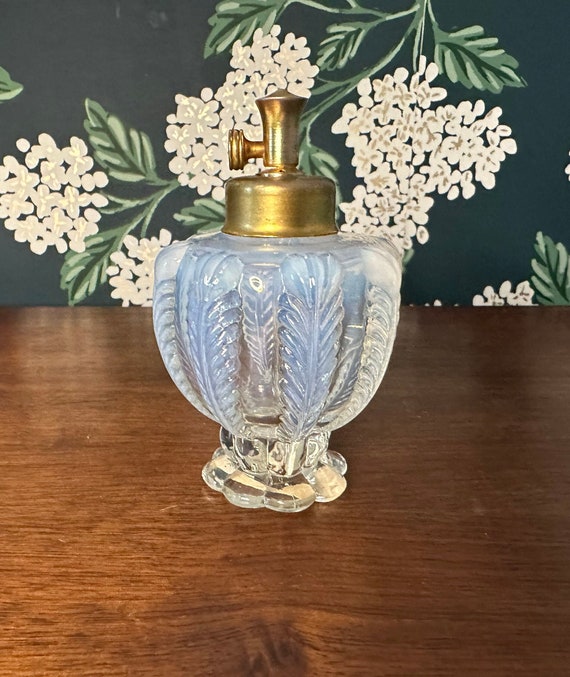 Vintage Fenton for DeVilbiss White Opalescent Glas