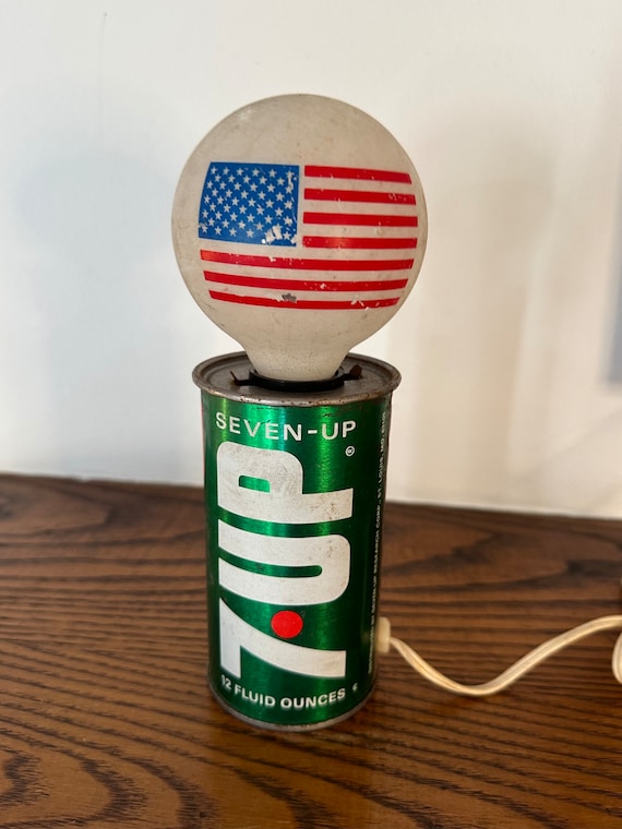 Vintage 7up Can Lamp With Vintage American Flag Flickering