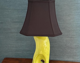 Vintage Chartreuse sculpturale keramische lamp uit het midden van de eeuw