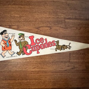 Vintage Ice Capades Hanna Barbera Flintstones / Scooby Doo / Yogi Bear pamiątkowy proporczyk