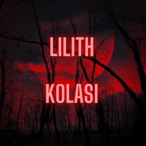 以下が含まれることがあります： 赤い月と黒い木々を背景に、赤い文字で「LILITH KOLAS」と書かれた、赤と黒の画像です。