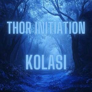 Op de afbeelding: Een digitale kunstafbeelding van een boslandschap in blauwtinten. De tekst "THOR INITIATION" en "KOLASI" worden weergegeven in een gloeiend, lichtblauw lettertype, bovenop de bosachtergrond.