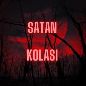 Può includere: Un'immagine rosso scuro e nera con le parole "SATAN KOLASi" in rosso su uno sfondo di luna rossa e alberi scuri.