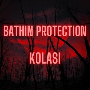 Puede incluir: Imagen oscura con las palabras "BATHIN PROTECTION KOLASI" en fuente roja brillante. El fondo presenta una silueta de un bosque con árboles desnudos contra un cielo rojo, creando una atmósfera misteriosa y siniestra.
