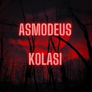 Op de afbeelding: Een rode en zwarte afbeelding met de tekst "ASMODEUS KOLAS" in grote, vetgedrukte, rode letters tegen een donkerrode achtergrond met een rode maan en zwarte bomen.