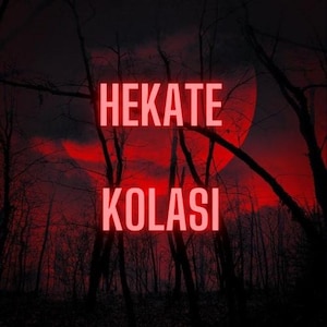 Peut inclure: Une image rouge foncé et noire avec le texte "HEKATE KOLASI" en lettres rouges sur fond de lune rouge et d'arbres en silhouette.
