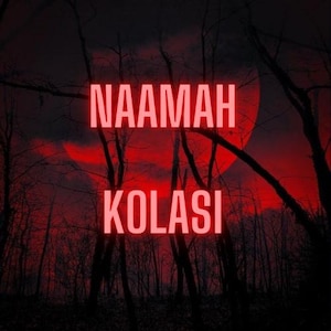 Puede incluir: Una luna roja con las palabras "NAAMAH KOLAS" en texto rojo sobre un fondo de bosque oscuro.