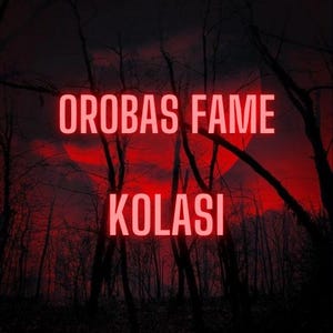 Puede incluir: Imagen oscura con las palabras "OROBAS FAME KOLASI" en letras rojas brillantes. El fondo presenta la silueta de un bosque con árboles desnudos contra un cielo rojo sangre, creando una atmósfera espeluznante.