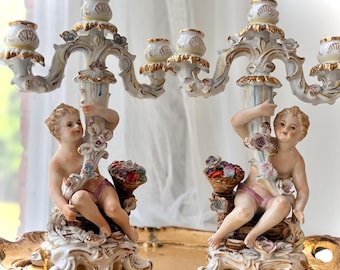 Vintage paar rococo-cherubijnkandelaars