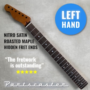 Könnte beinhalten: Ein linkshändiger Gitarrenhals mit einem gerösteten Ahorn-Griffbrett und einem Nitro-Satin-Finish. Die Bundenden sind verdeckt, und der Hals ist mit "Partscaster" beschriftet. Der Text "LEFT HAND" ist in einem blauen Kreis sichtbar.