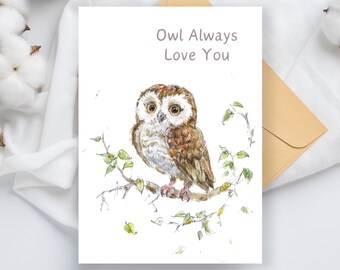 Puede incluir: Una tarjeta de felicitación con una ilustración en acuarela de un búho marrón y blanco posado en una rama con hojas verdes. El texto "Owl Always Love You" está impreso encima del búho. Se ve un sobre marrón.