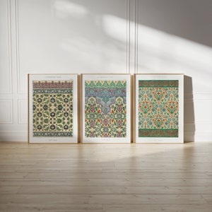 Peut inclure: Trois impressions encadr&eacute;es de motifs floraux complexes dans des tons de vert, rouge et bleu. Les impressions sont intitul&eacute;es "La D&eacute;coration Arabe" et pr&eacute;sentent de l'art islamique traditionnel.