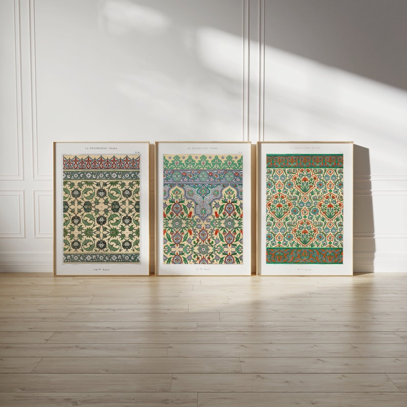 Peut inclure: Trois impressions encadr&eacute;es de motifs floraux complexes dans des tons de vert, rouge et bleu. Les impressions sont intitul&eacute;es "La D&eacute;coration Arabe" et pr&eacute;sentent de l'art islamique traditionnel.