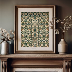 Peut inclure: Une impression encadr&eacute;e d'une illustration vintage d'un motif g&eacute;om&eacute;trique color&eacute;. L'impression est dans un cadre brun et est accroch&eacute;e &agrave; un mur au-dessus d'une chemin&eacute;e en bois.
