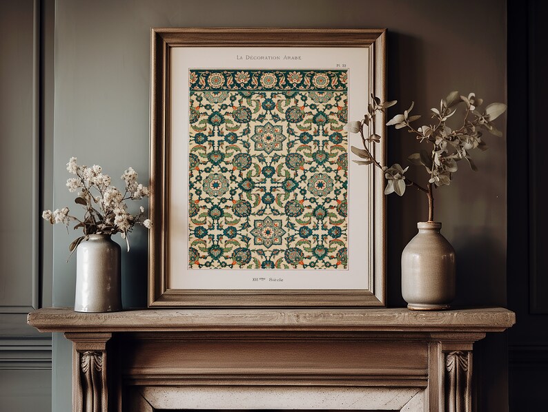 Peut inclure: Une impression encadr&eacute;e d'une illustration vintage d'un motif g&eacute;om&eacute;trique color&eacute;. L'impression est dans un cadre brun et est accroch&eacute;e &agrave; un mur au-dessus d'une chemin&eacute;e en bois.