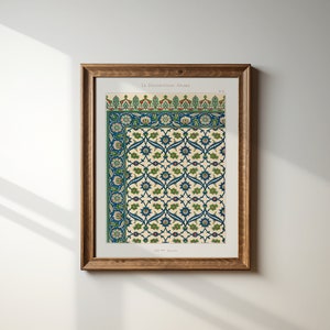 Peut inclure: Une illustration vintage d'un motif d&eacute;coratif avec des motifs floraux bleus, verts et blancs. L'illustration est encadr&eacute;e dans un cadre en bois brun et comprend le texte "LA DECORATION ARABE" et "PL. 11".