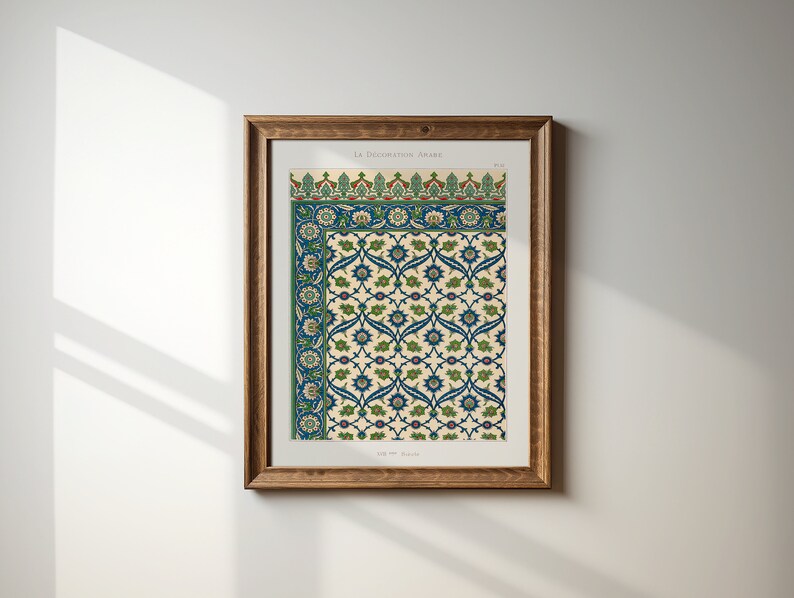 Peut inclure: Une illustration vintage d'un motif d&eacute;coratif avec des motifs floraux bleus, verts et blancs. L'illustration est encadr&eacute;e dans un cadre en bois brun et comprend le texte "LA DECORATION ARABE" et "PL. 11".