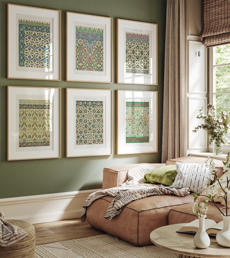Peut inclure: Six impressions encadr&eacute;es de motifs g&eacute;om&eacute;triques complexes dans des tons de vert, bleu et jaune. Les impressions sont dispos&eacute;es en grille sur un mur vert sauge. Un canap&eacute; brun clair avec une couverture ray&eacute;e et des coussins se trouve devant les impressions.