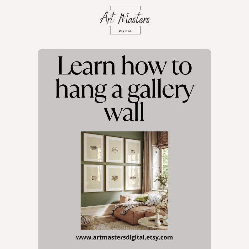 Puede incluir: Una sala de estar con una pared de galer&iacute;a de seis estampados enmarcados que presentan ilustraciones inspiradas en la naturaleza. La pared est&aacute; pintada de un verde apagado y la habitaci&oacute;n est&aacute; decorada en una paleta de colores neutros. El texto "Learn how to hang a gallery wall" se muestra sobre la imagen. La direcci&oacute;n del sitio web "www.artmastersdigital.etsy.com" se muestra debajo de la imagen.