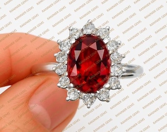 Anillo de compromiso ovalado con granate rojo: halo de diamantes, oro blanco, estilo vintage.