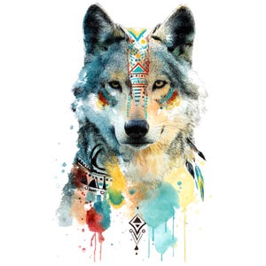 Puede incluir: Pintura de acuarela de un lobo con un patrón geométrico colorido en la frente y una pluma en el cuello. El lobo está rodeado de salpicaduras de acuarela de colores.