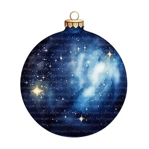 Puede incluir: Un adorno navideño azul con una parte superior dorada y un diseño de galaxia de acuarela. El adorno está cubierto de pequeñas estrellas blancas y tiene una gran nebulosa giratoria en el centro.