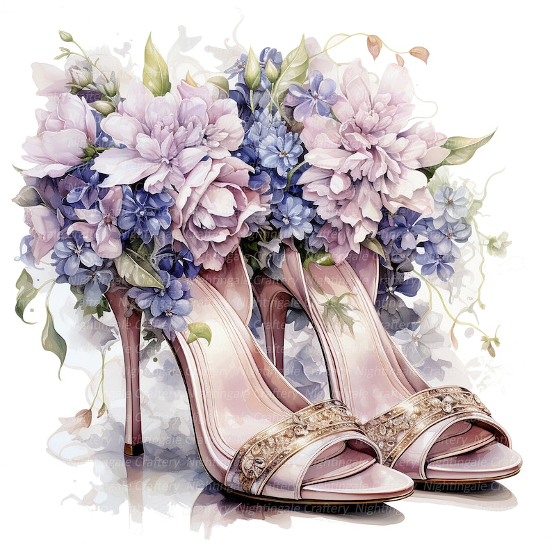 Peut inclure: Une paire de chaussures &agrave; talons hauts roses avec des embellissements dor&eacute;s sont orn&eacute;es d'un bouquet de fleurs violettes et bleues.