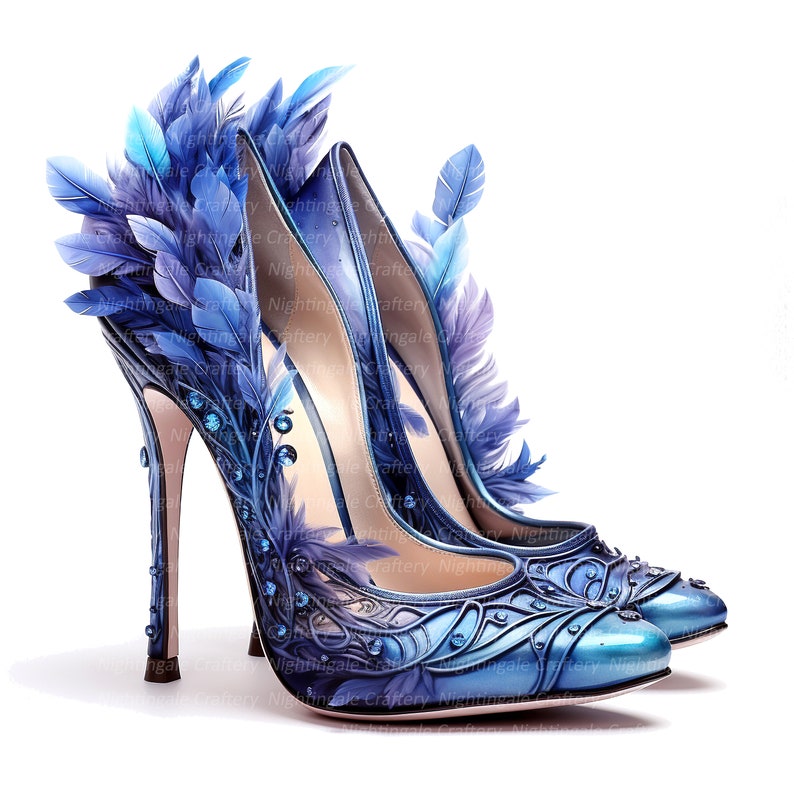 Puede incluir: Un par de zapatos de tac&oacute;n alto azules con detalles intrincados y un dise&ntilde;o de plumas. Los zapatos tienen una punta puntiaguda y un tac&oacute;n de aguja.