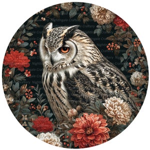 Peut inclure: Un grand hibou brun et gris aux yeux jaunes est perch&eacute; dans un cercle de fleurs rouges, blanches et cr&egrave;me. L'arri&egrave;re-plan est vert fonc&eacute;.