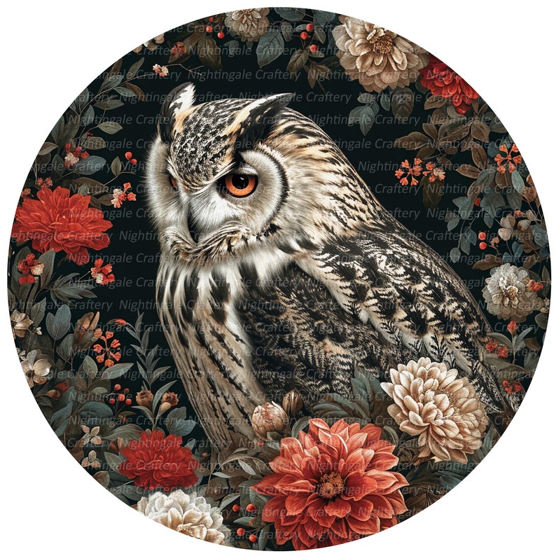 Peut inclure: Un grand hibou brun et gris aux yeux jaunes est perch&eacute; dans un cercle de fleurs rouges, blanches et cr&egrave;me. L'arri&egrave;re-plan est vert fonc&eacute;.