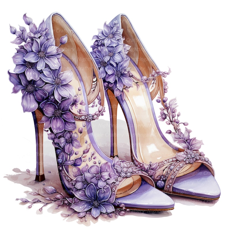 Peut inclure: Une paire de chaussures &agrave; talons hauts avec de d&eacute;licates d&eacute;corations florales violettes. Les chaussures sont en beige clair et ont une pointe pointue.