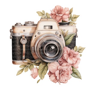 K&ouml;nnte beinhalten: Eine Vintage-Kamera mit einem braunen Lederriemen und einem silbernen Objektiv. Die Kamera ist von rosa Blumen mit gr&uuml;nen Bl&auml;ttern umgeben.