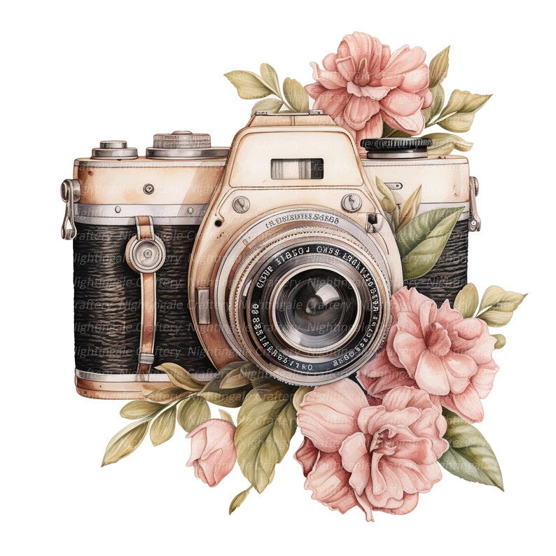 K&ouml;nnte beinhalten: Eine Vintage-Kamera mit einem braunen Lederriemen und einem silbernen Objektiv. Die Kamera ist von rosa Blumen mit gr&uuml;nen Bl&auml;ttern umgeben.