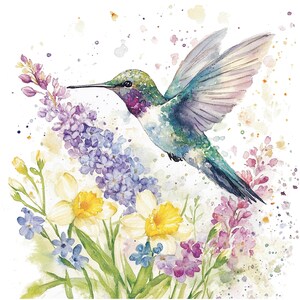 Puede incluir: Pintura acuarela de un colibr&iacute; en vuelo con flores moradas, amarillas y blancas. El colibr&iacute; es verde, azul y morado con un pico largo.