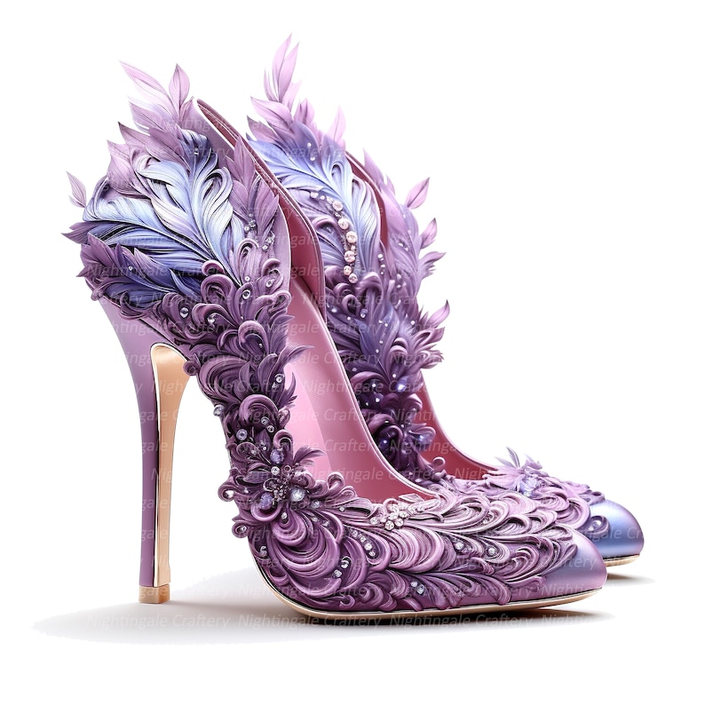 Puede incluir: Un par de zapatos de tac&oacute;n alto con intrincados detalles de plumas moradas y azules. Los zapatos est&aacute;n hechos de sat&eacute;n y tienen un delicado dise&ntilde;o floral.