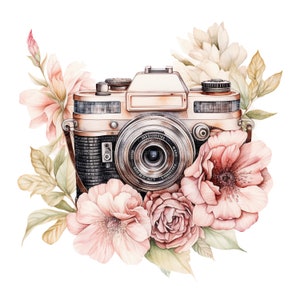 K&ouml;nnte beinhalten: Eine Vintage-Kamera mit einem braunen Lederriemen ist von rosa Blumen und gr&uuml;nen Bl&auml;ttern umgeben. Die Kamera hat ein silbernes Objektiv und einen schwarzen K&ouml;rper.