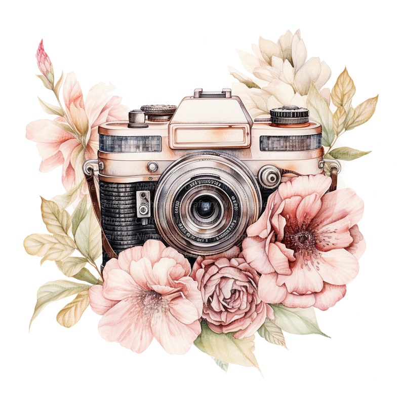 K&ouml;nnte beinhalten: Eine Vintage-Kamera mit einem braunen Lederriemen ist von rosa Blumen und gr&uuml;nen Bl&auml;ttern umgeben. Die Kamera hat ein silbernes Objektiv und einen schwarzen K&ouml;rper.